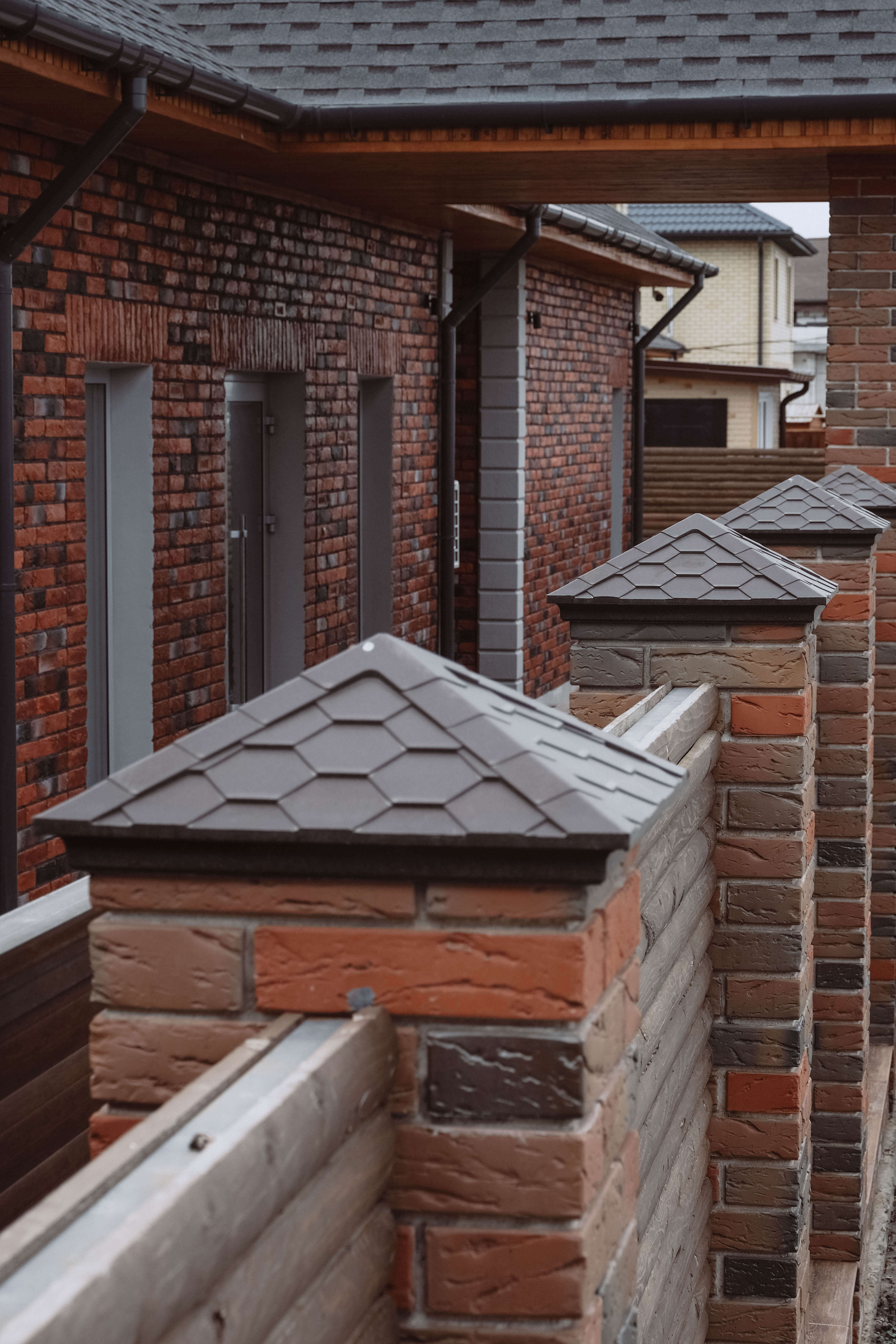 Колпак Zking Эверест Коричневый на столб 1.5х1.5 кирпича (390х390мм) в Великих Луках фото